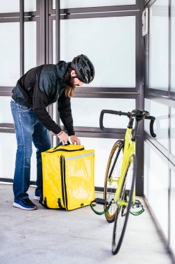 Kurye eve yemek servisi..