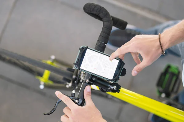 男は場所を知り 自転車で配達するアプリで地図をコンサルティング — ストック写真