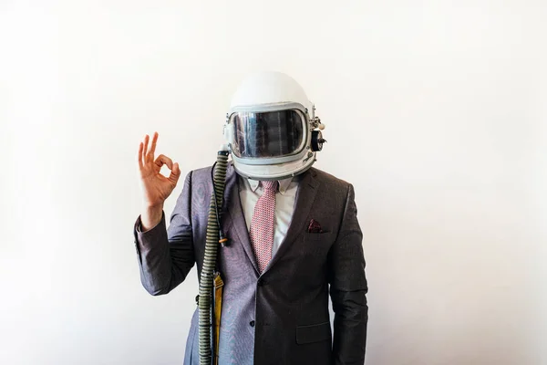 Astronot Kasklı Bir Adamı Parmaklarını Iyi Durumda Gösteriyor — Stok fotoğraf