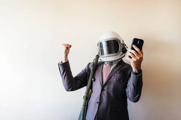 Astronot Kasklı Akıllı Telefon Kullanan Coşkulu Bir Adamı — Stok fotoğraf