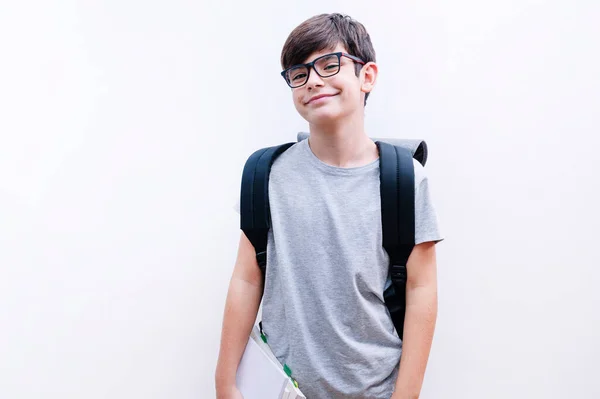 Hermoso Estudiante Niño Usando Mochila Sosteniendo Libros Sobre Fondo Blanco —  Fotos de Stock