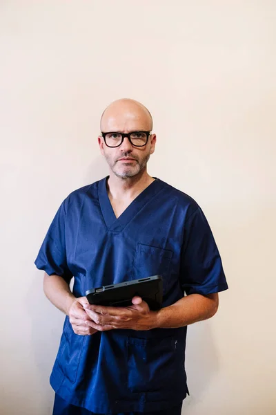 Retrato Estudio Del Médico Sonriente Con Trabajador Sanitario Tableta — Foto de Stock