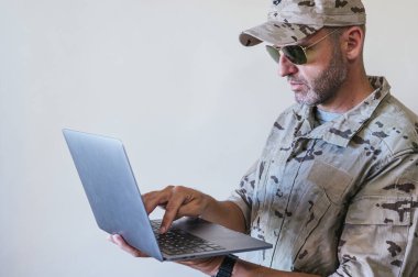 Asker acil durum operasyonunda, dizüstü bilgisayar kullanıyor.
