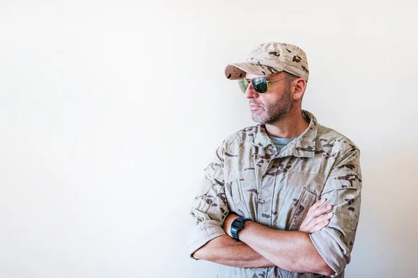 Uomo Caucasico Uniforme Militare Camuffata Che Attraversa Braccia — Foto Stock