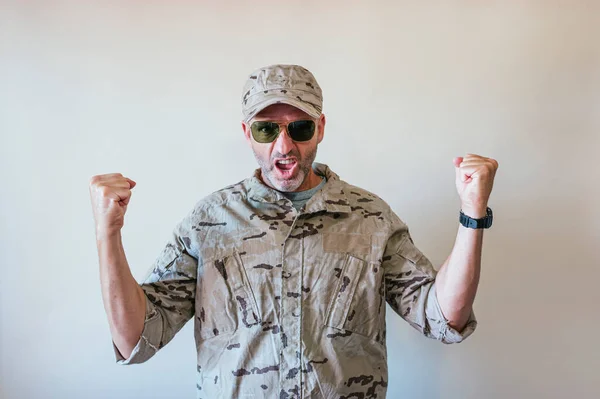 Przystojny Mężczyzna Mundurze Wojskowym Świętujący Zaskoczeniu Podziwie Sukces Podniesionymi Ramionami — Zdjęcie stockowe