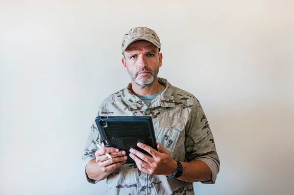 Hombre Caucásico Uniforme Camuflado Del Ejército Usando Una Tableta Concepto — Foto de Stock