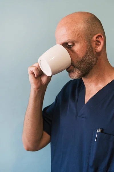 Retrato Estudio Del Doctor Bebiendo Café Trabajador Sanitario — Foto de Stock