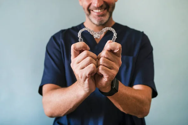 Médico Masculino Segurando Dois Alinhadores Dentários Transparentes Forma Coração — Fotografia de Stock