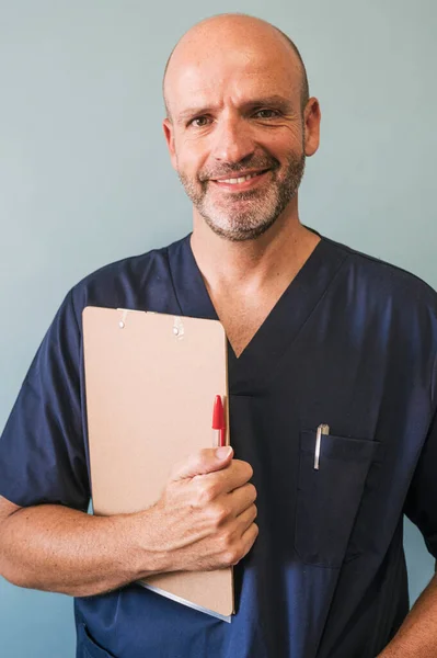 Retrato Del Estudio Del Médico Que Sostiene Tablero Notas Trabajador — Foto de Stock