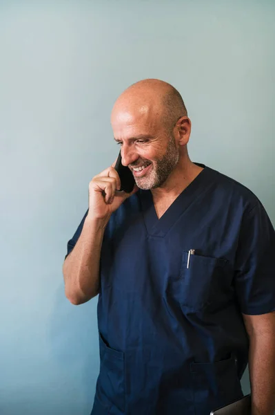 Retrato Estudio Del Médico Sonriente Con Trabajador Sanitario Del Teléfono — Foto de Stock