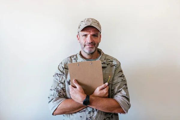 Caucasian Man Camouflaged Military Uniform Holding Notebook — Stock Photo, Image