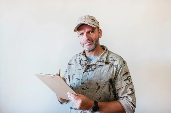 Kaukasier Getarnter Militäruniform Schreibt Notizbuch — Stockfoto