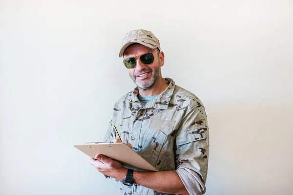 Homme Caucasien Uniforme Militaire Camouflé Écrit Dans Carnet — Photo
