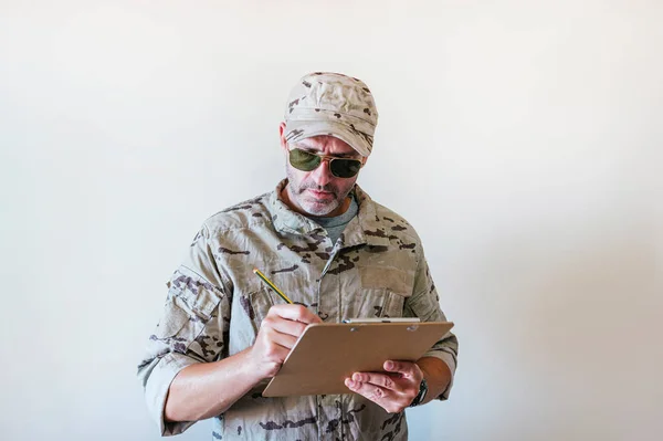 Homme Caucasien Uniforme Militaire Camouflé Écrit Dans Carnet — Photo