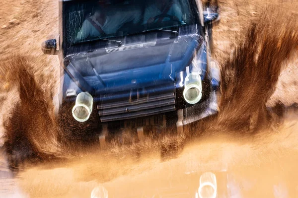 4X4 Vehicle Full Action Going Large Puddle Water Mud Concept — Stock Photo, Image