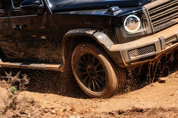 Close Tire 4X4 Vehicle Full Action Splashing Mud Water Road — Stockfoto