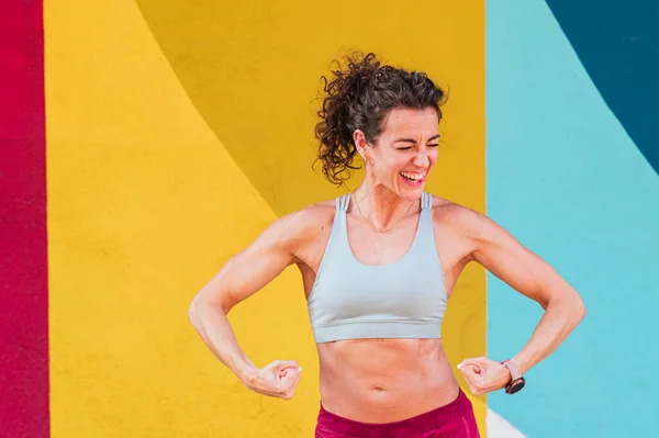 Retrato Mulher Atleta Mostrando Seus Braços Musculares Câmera Conceito Vida — Fotografia de Stock