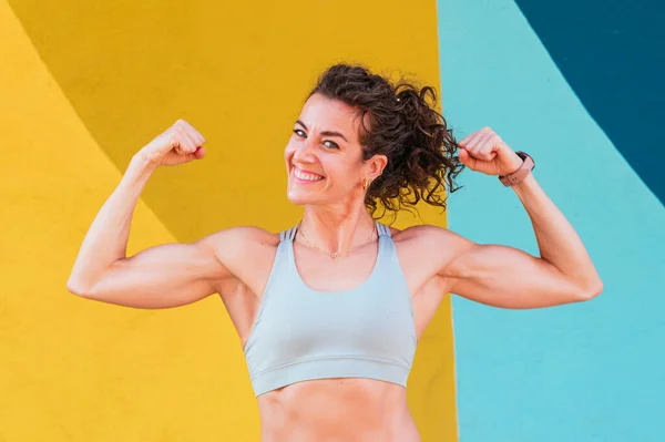 Retrato Atleta Mujer Mostrando Sus Brazos Musculares Cámara Concepto Vida —  Fotos de Stock