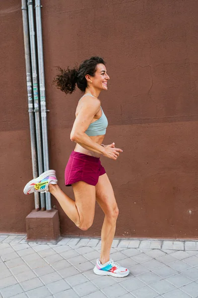 Uma Mulher Correr Pela Cidade Num Dia Sol Conceito Vida — Fotografia de Stock