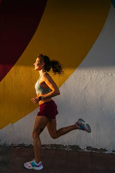 Kvinden Løber Gennem Byen Solrig Dag Sundt Liv Koncept - Stock-foto