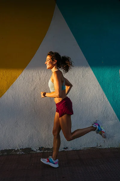Γυναίκα Τρέχει Στην Πόλη Μια Ηλιόλουστη Μέρα Υγιεινή Ζωή Έννοια — Φωτογραφία Αρχείου
