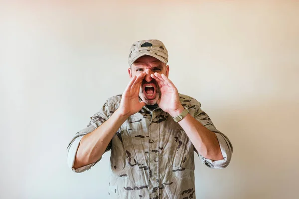 Hombre Guapo Uniforme Militar Camuflado Gritando Furioso Con Las Manos — Foto de Stock