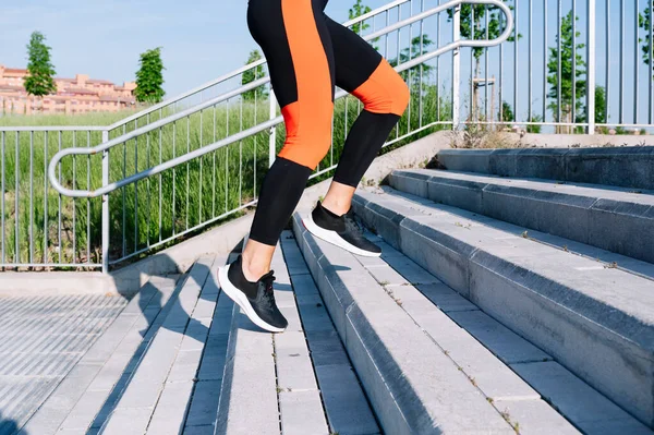 Молода Жінка Стрибає Тренувальними Сходами Місті — стокове фото