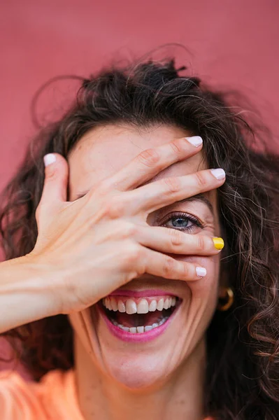 Χαμογελαστή Γυναίκα Που Καλύπτει Μάτι Χέρι — Φωτογραφία Αρχείου