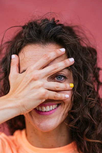 Χαμογελαστή Γυναίκα Που Καλύπτει Μάτι Χέρι — Φωτογραφία Αρχείου