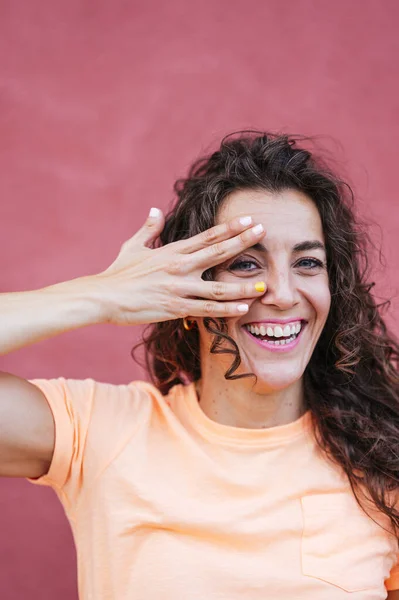 Mujer Sonriente Cubriendo Ojo Con Mano — Foto de Stock