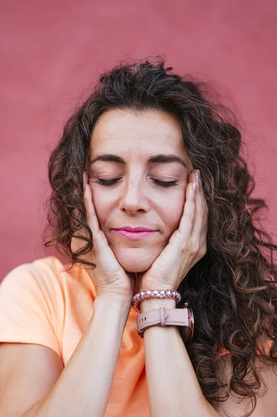 Mujer Hermosa Con Los Ojos Cerrados — Foto de Stock