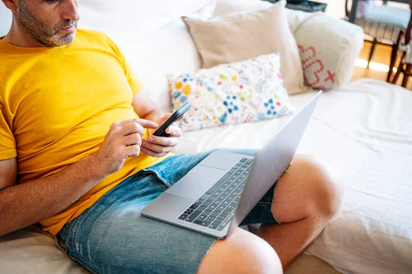 Uomo Utilizzando Smartphone Con Laptop Ginocchio — Foto Stock