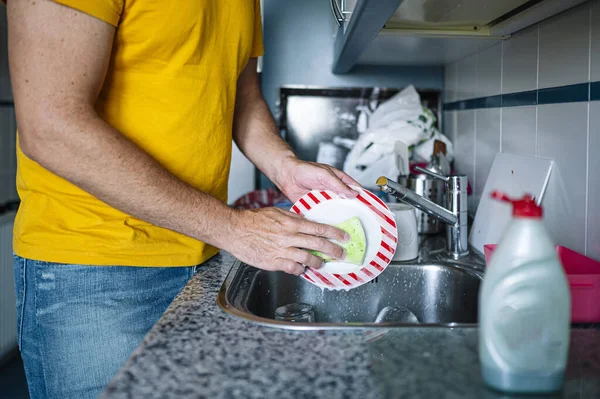 Hombre Lavar Los Platos Fregadero — Foto de Stock