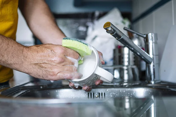 Άνθρωπος Πλύσιμο Των Πιάτων Στο Νεροχύτη — Φωτογραφία Αρχείου