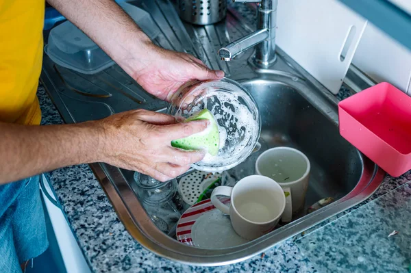 Άνθρωπος Πλύσιμο Των Πιάτων Στο Νεροχύτη — Φωτογραφία Αρχείου