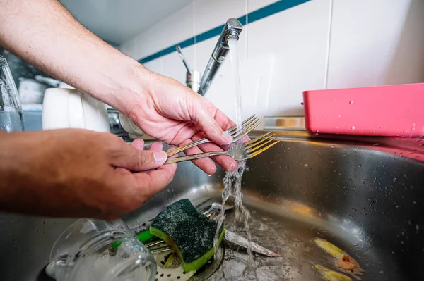 Hombre Lavar Los Platos Fregadero — Foto de Stock