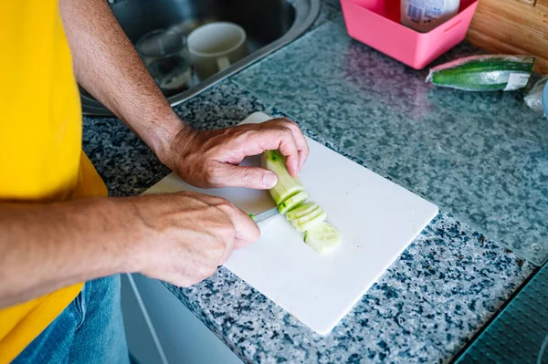 Hombre Corta Pepino Para Preparar Una Ensalada Verduras — Foto de Stock