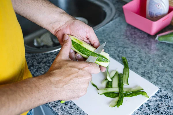 Hombre Corta Pepino Para Preparar Una Ensalada Verduras — Foto de Stock