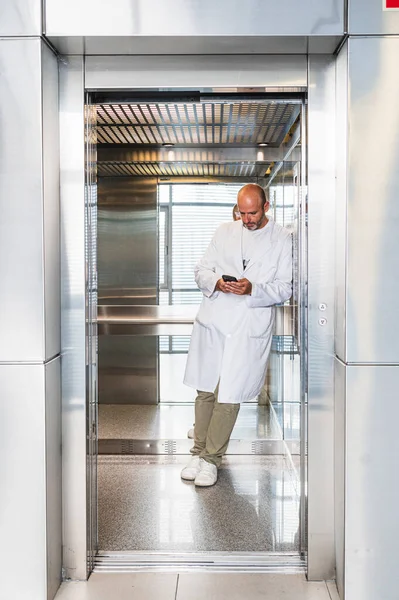 Scientist Dressed White Coat Using Smart Phone Elevator — Stock Photo, Image