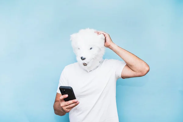 Άντρας Μάσκα Πολικής Αρκούδας Χρησιμοποιεί Έξυπνο Τηλέφωνο — Φωτογραφία Αρχείου