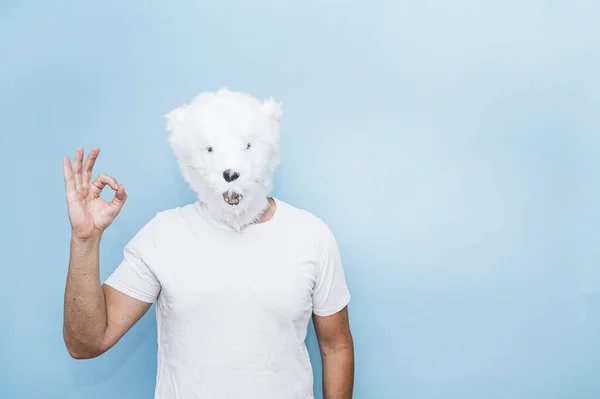 Homem Com Máscara Urso Polar Fazendo Gesto — Fotografia de Stock