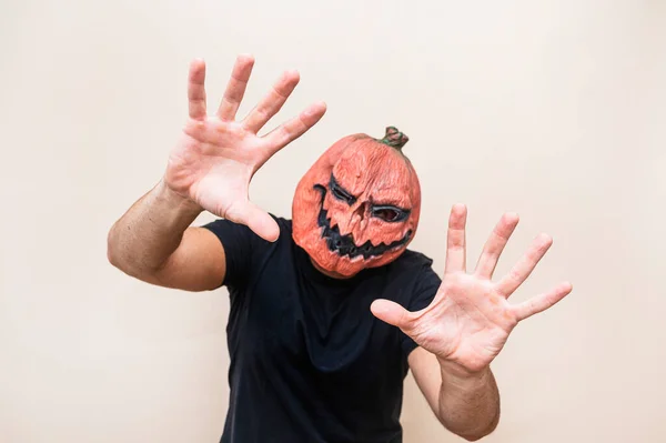 Άνθρωπος Μάσκα Κολοκύθας Και Δείχνει Τις Παλάμες Των Χεριών Του — Φωτογραφία Αρχείου
