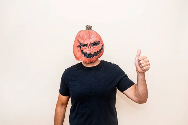 Hombre Con Máscara Calabaza Haciendo Gesto Del Dedo Hacia Arriba — Foto de Stock