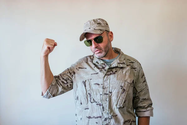 Uomo Caucasico Uniforme Militare Camuffata Che Mostra Suo Braccio Concetto — Foto Stock