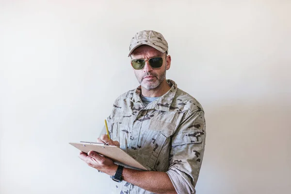 Caucasian Man Camouflaged Military Uniform Writing Notebook — Stock Photo, Image