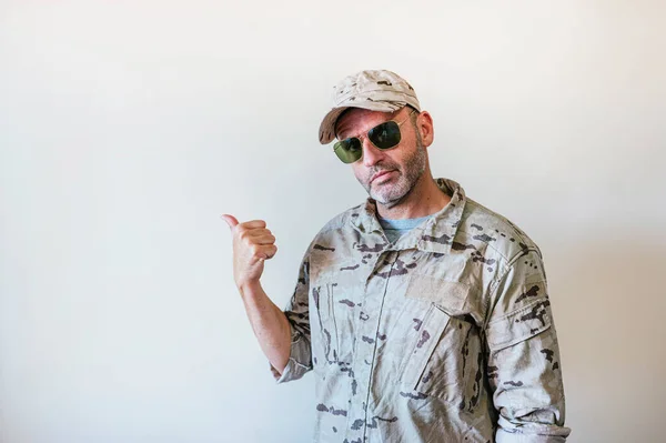 Человек Камуфляжной Армейской Форме Указывает Рукой Пальцем Сторону — стоковое фото