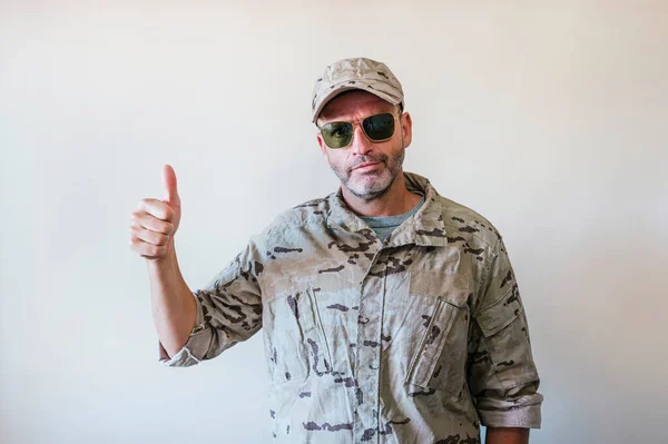 Uomo Caucasico Uniforme Militare Camuffata Che Mostra Dito Concetto Positività — Foto Stock