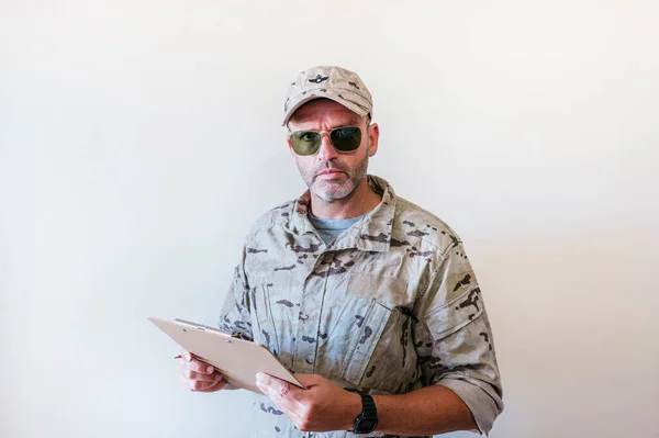 Hombre Caucásico Uniforme Militar Camuflado Escrito Cuaderno — Foto de Stock