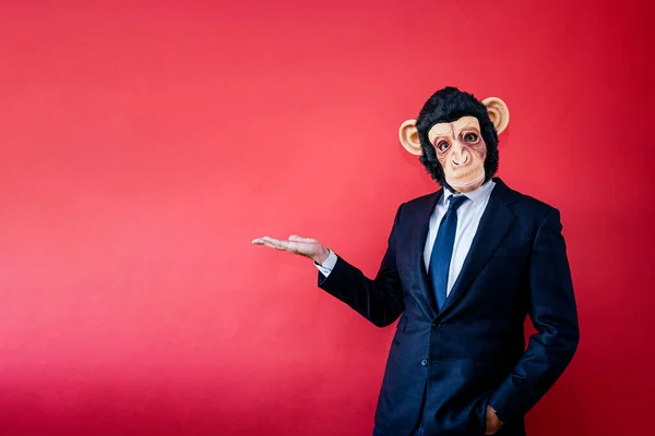 Biznesmen Maską Małpy Skierowaną Bok Ręką — Zdjęcie stockowe