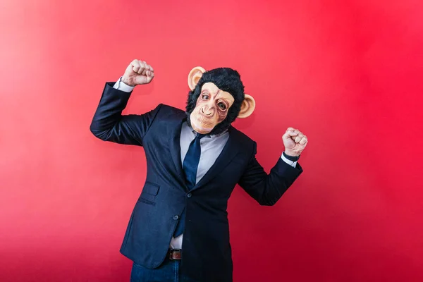 Επιχειρηματίας Ευφορική Μάσκα Μαϊμούς Που Σηκώνει Τις Γροθιές Του — Φωτογραφία Αρχείου